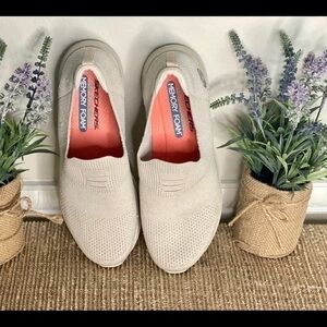 🌸Skechers Air Colled Memory Foam Shoes🧡🤍